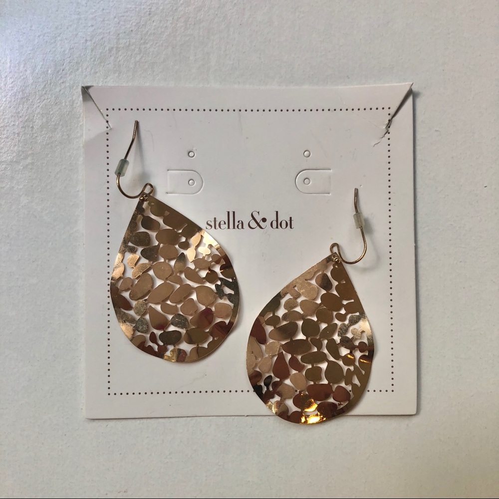 Stunning Stella & Dot Gold Earrings